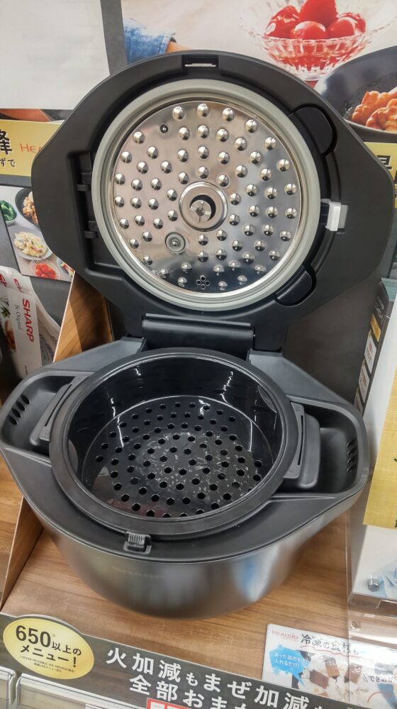 シャープのヘルシオ ホットクックのフタを開けて内鍋や内部構造を確認している様子