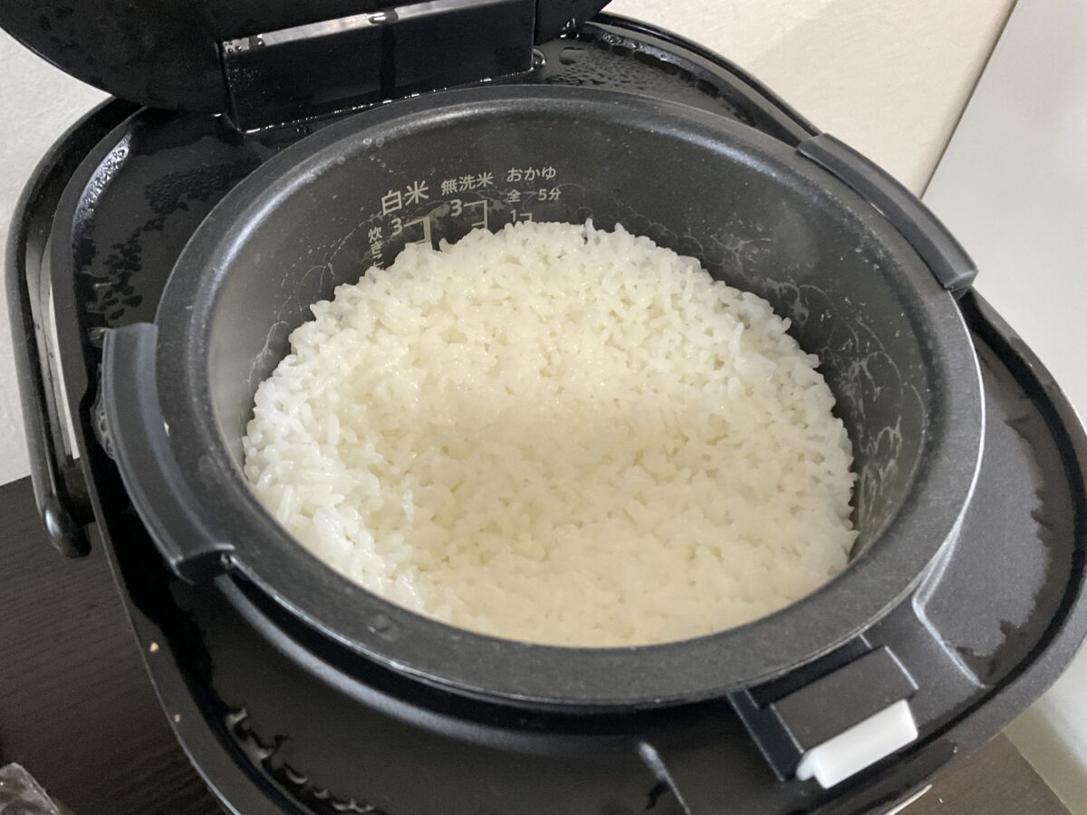 シャープKS-CF05C-B炊飯器で1.5合の白米を炊き上げた内釜の様子