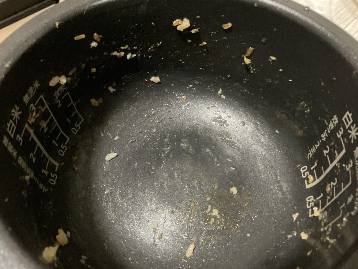 シャープ KS-CF05C-B炊飯器の炊飯後の内釜に米粒やご飯の残りが付着している様子