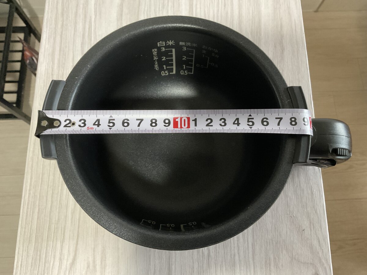 シャープKS-CF05C-Bの内釜を測定した様子。持ち手部分の外形約19cm、内径約15cm