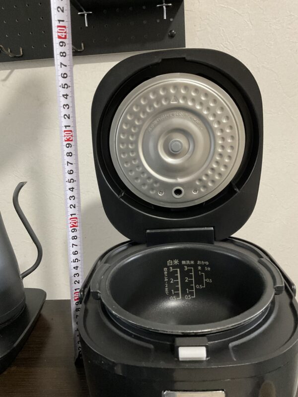 シャープKS-CF05C-B炊飯器のふたを開いた高さ約40cmを実測している様子