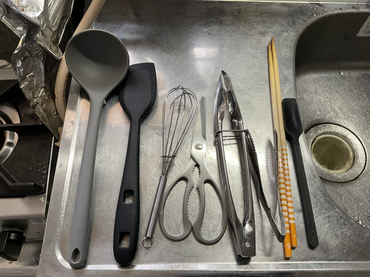 一人暮らしで使っているお玉やフライ返し、泡立て器、トングなどの小物調理器具