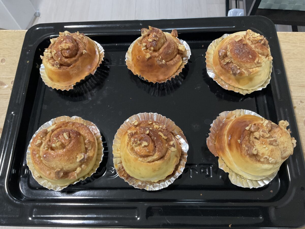 デジタルキッチンスケールで材料を計量して作る手作りシナモンロールの焼き上がり