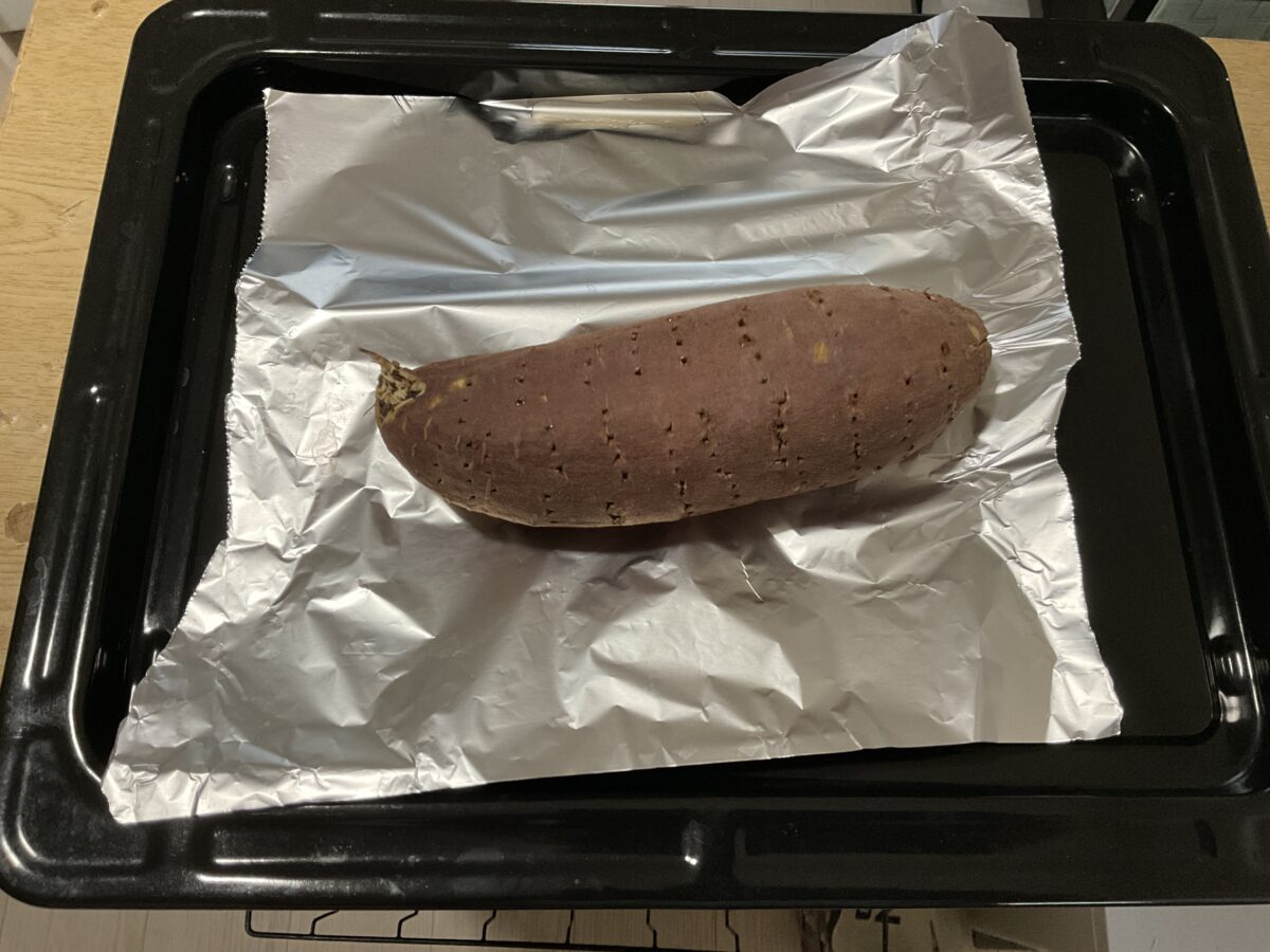 東芝ER-YD70-Kで150度90分加熱した焼き芋が角皿の上で焼き上がった様子