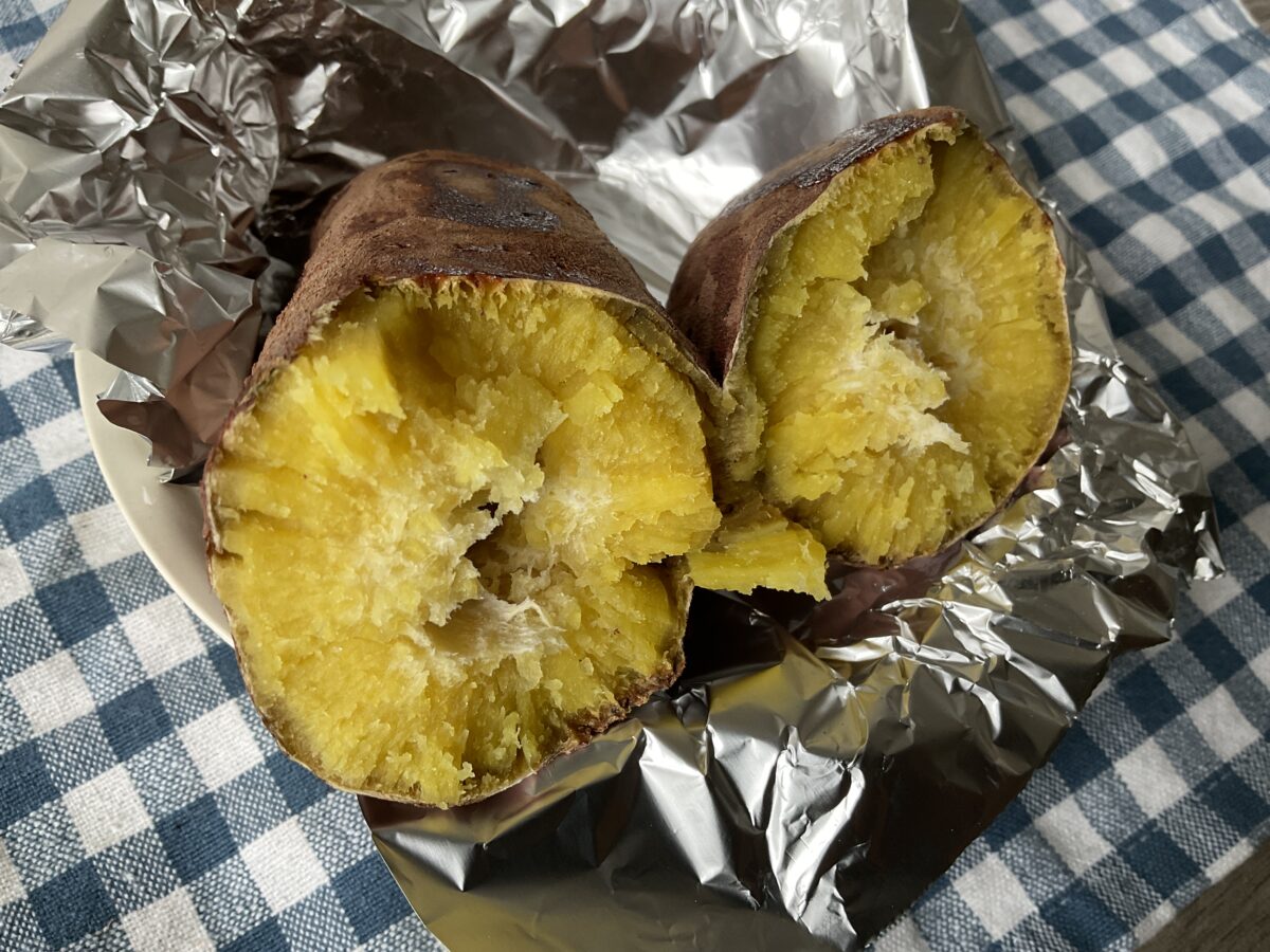 東芝ER-YD70-Kで作った焼き芋を半分に割った黄色くしっとりした断面
