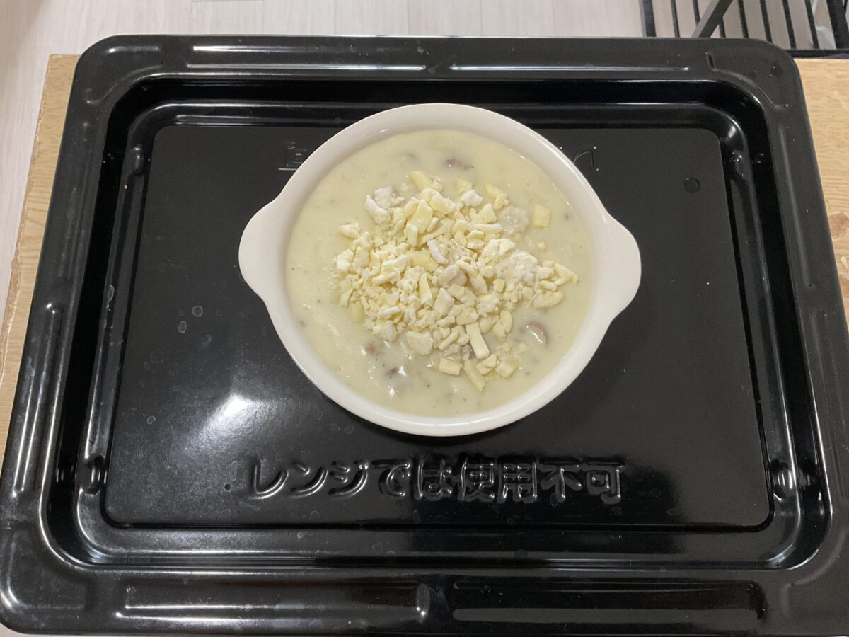 東芝オーブンレンジER-YD70-Kの角皿に置いた焼く前のグラタン