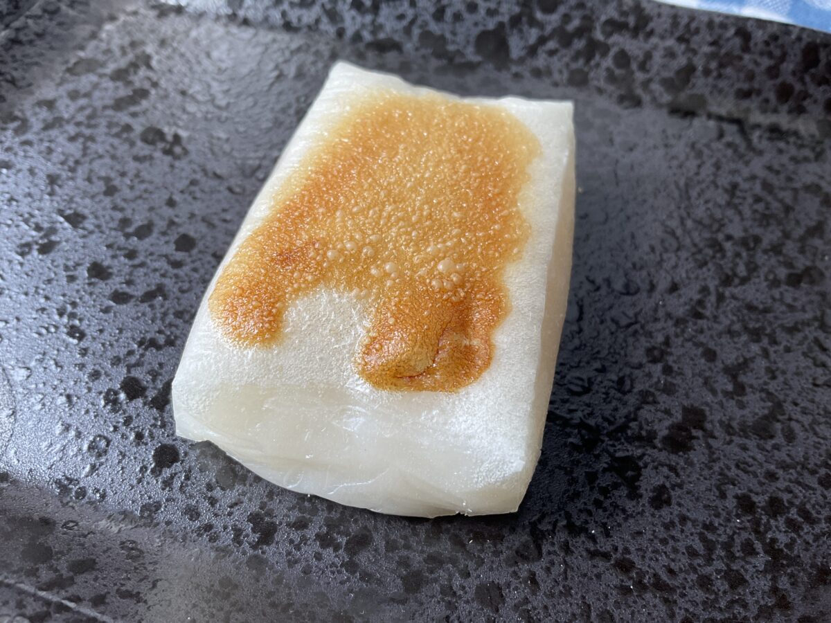 東芝ER-YD70-Kでグリルした餅の焼き色と膨らみが分かる焼き上がりのアップ