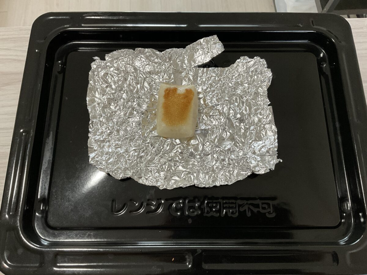 東芝オーブンレンジER-YD70-Kのグリルで6分焼き表面に焼き色が付いた餅