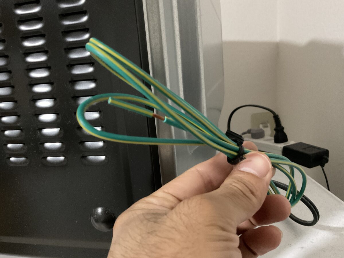 東芝オーブンレンジER-YD70-Kの緑と黄色のアース線と先端の銅線部分