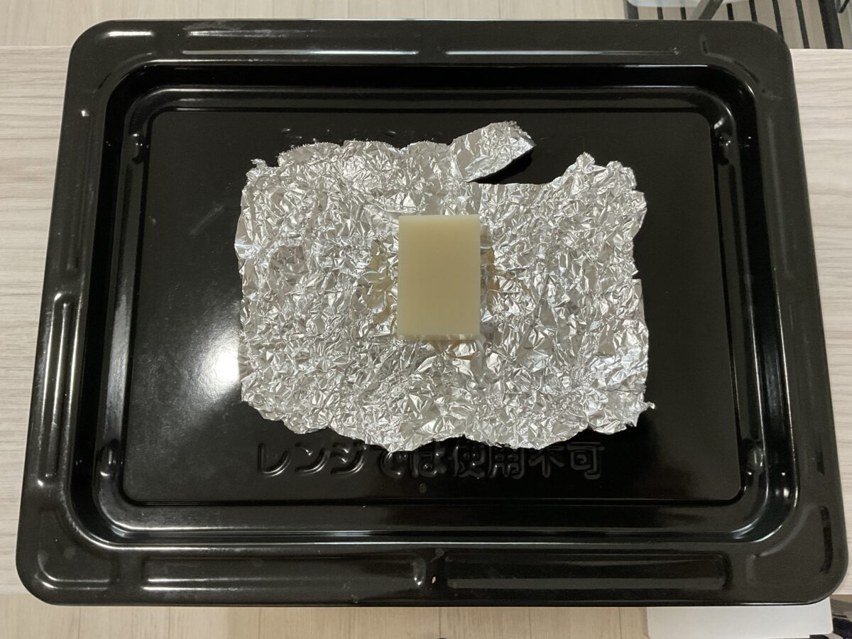 東芝オーブンレンジER-YD70-Kの角皿にアルミホイルを敷いて切り餅を置いた焼く前の状態