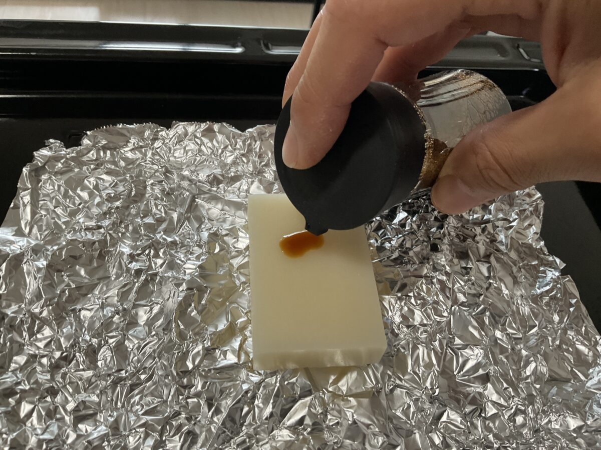 東芝ER-YD70-Kで焼く切り餅にしょうゆをかけている様子