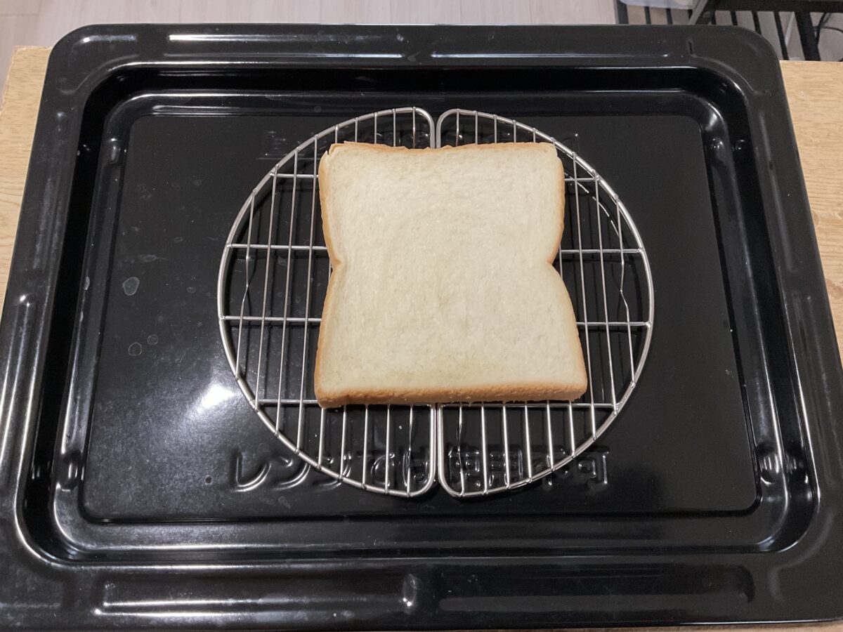 東芝オーブンレンジER-YD70-Kでトーストする前の6枚切り食パンを焼網に載せた様子