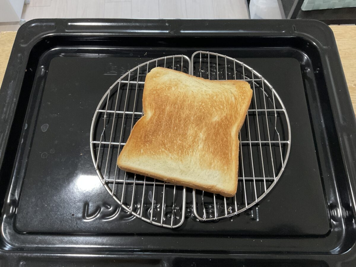東芝オーブンレンジER-YD70-Kで焼いたこんがり焼き色の付いたトースト