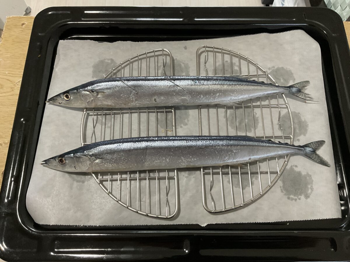 東芝オーブンレンジER-YD70-Kの角皿と焼き網にさんま2尾を並べたグリル調理前