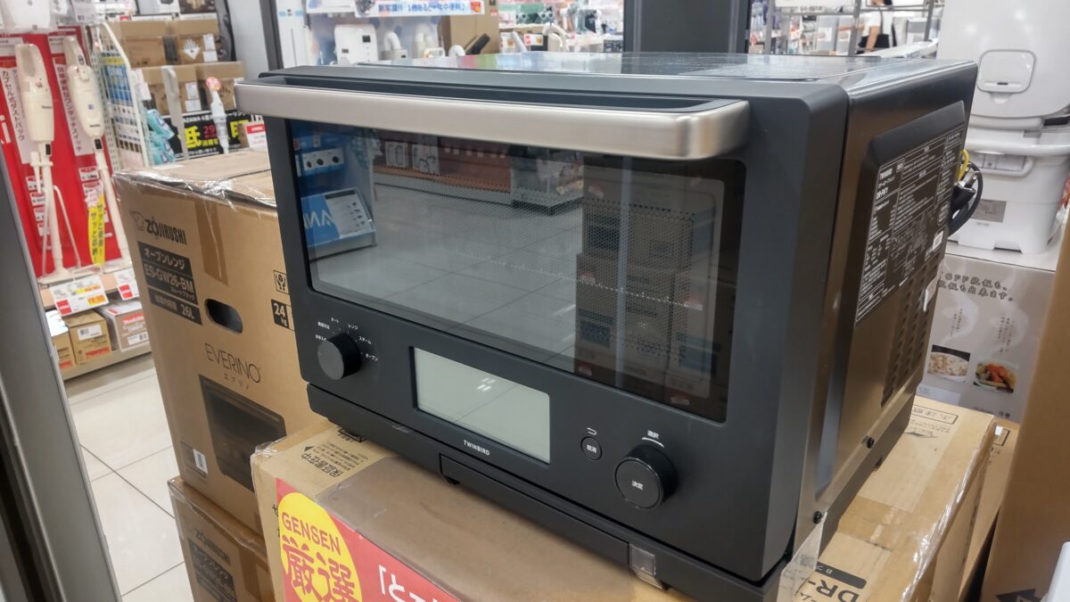 ツインバードのブラックカラーのオーブンレンジを家電量販店で確認している様子