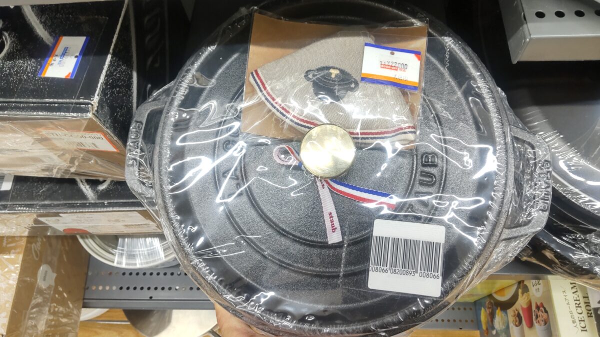ブックオフで販売されていたSTAUBの黒い鋳物ホーロー製ココット鍋
