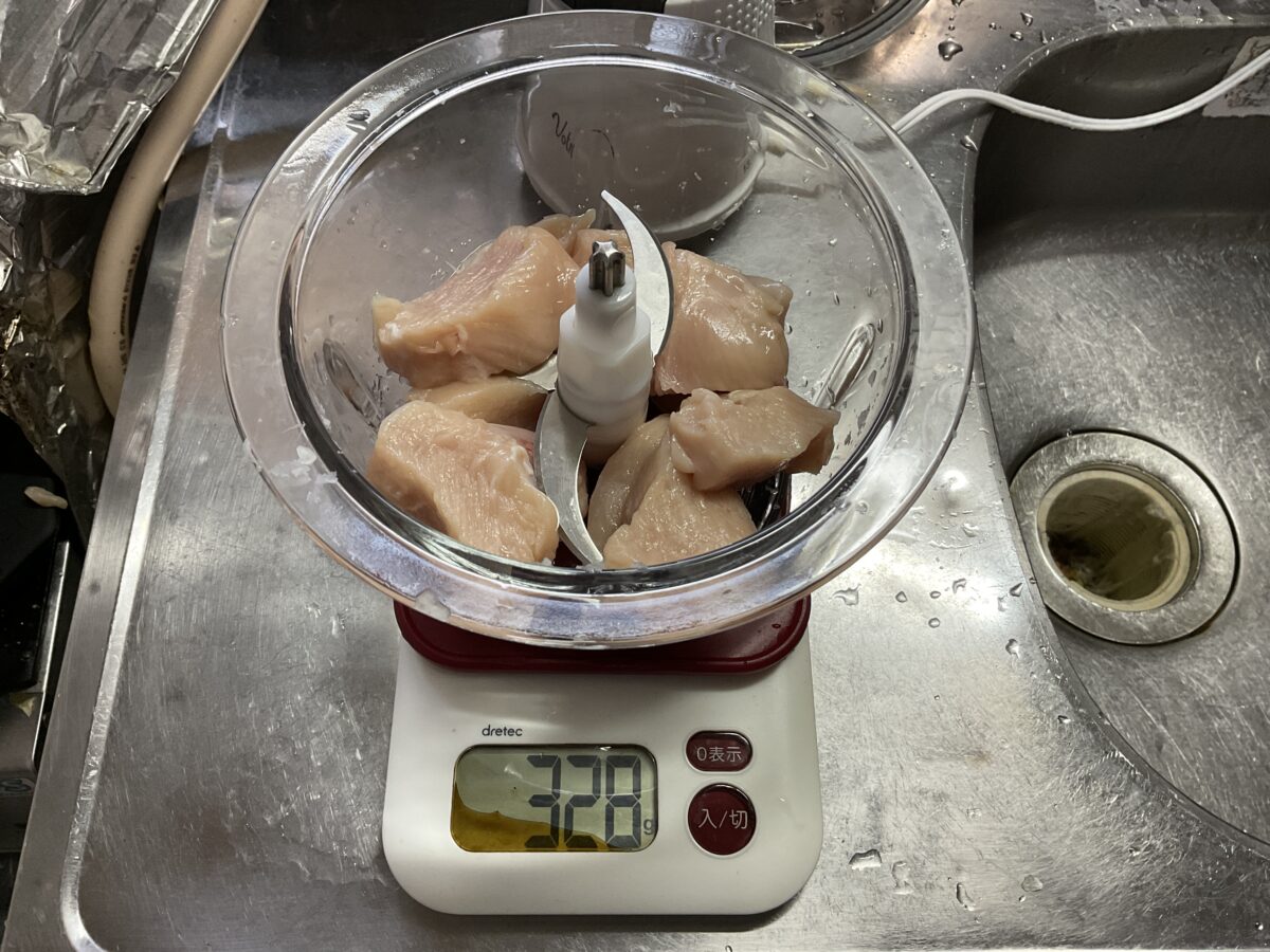 山善MFD-G500(W)フードプロセッサーに鶏むね肉320gを入れ、4枚刃をセットした攪拌前の状態
