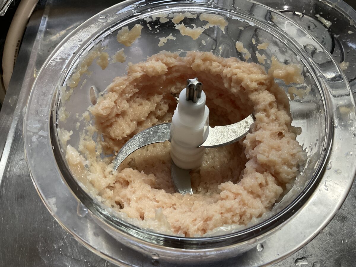 山善MFD-G500(W)フードプロセッサーで鶏むね肉320gをHIで10秒動作させてミンチ状にした後の様子