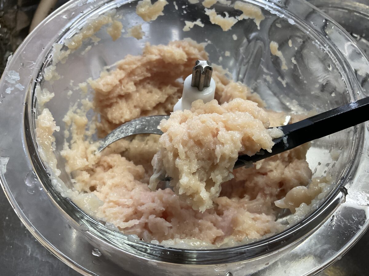 山善MFD-G500(W)で鶏むね肉をHIで10秒動作させ、ミンチの細かさと仕上がりをヘラですくって確認している様子