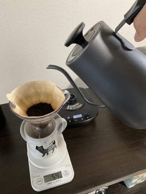 山善YKG-C800-E(B)電気ケトルの細口ノズルでハンドドリップコーヒーへお湯を注ぐ様子
